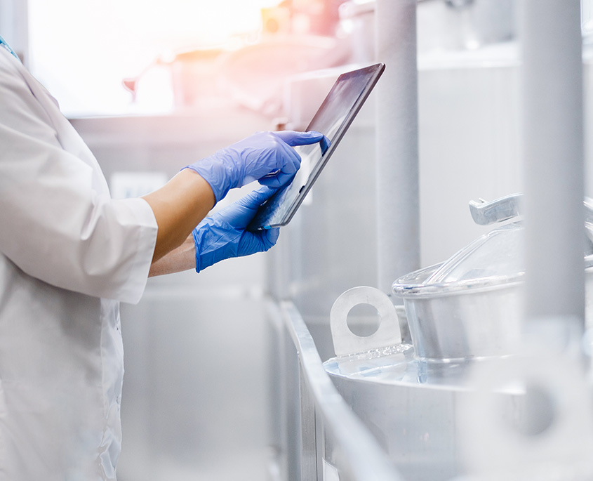 Közelkép egy orvosról, aki egy táblagépet használ