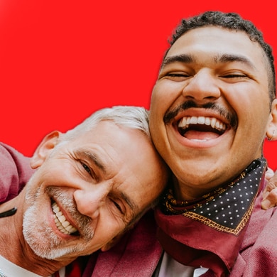 egy pár tagjai jól érzik magukat és mosolyognak