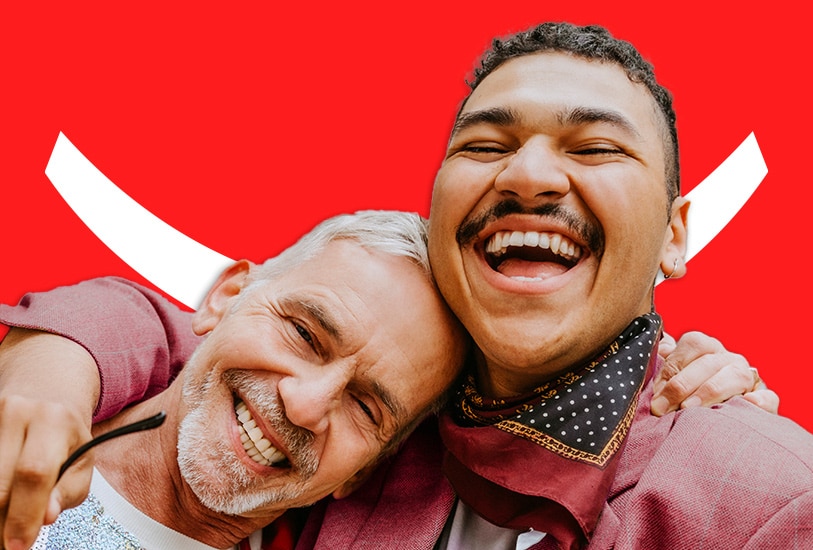 egy pár tagjai jól érzik magukat és mosolyognak