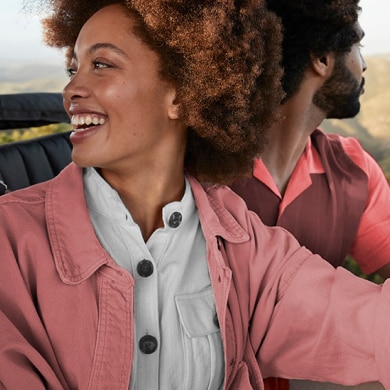 egy mosolygós pár kaland közben