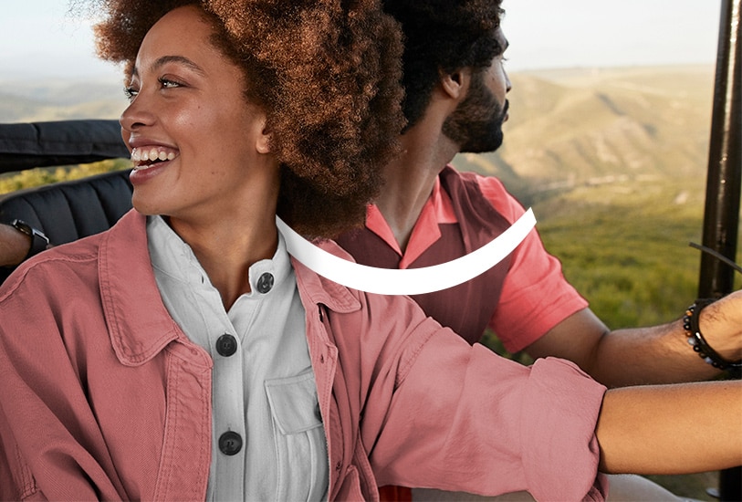 egy mosolygós pár kaland közben