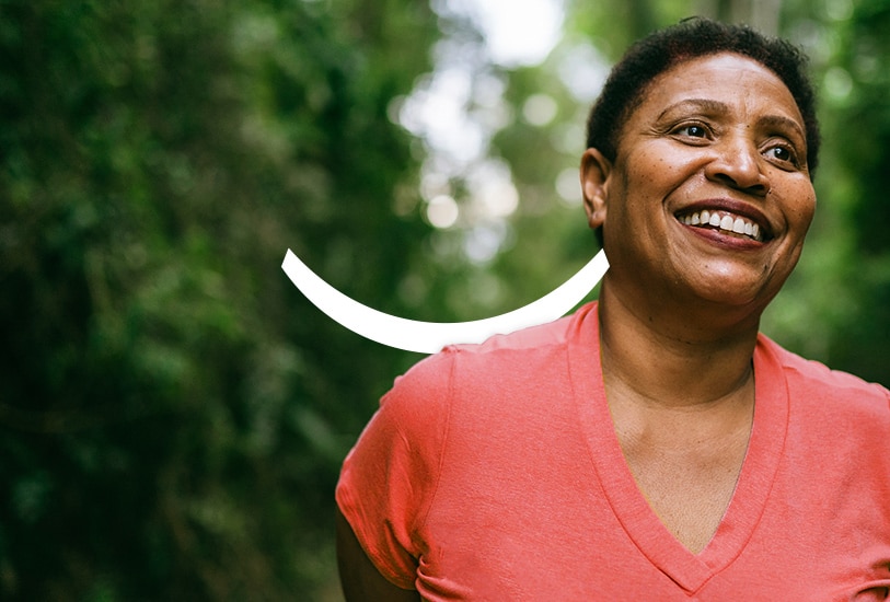 Idősebb nő mosolyog