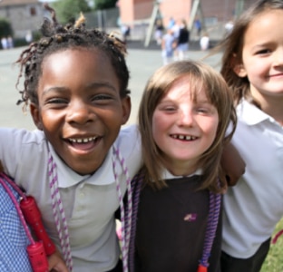 Két fiatal lány egyenruhában fogmosást imitál papyr fogkefével