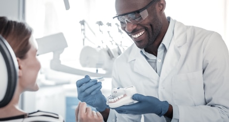 Fogorvos kezel egy nőt