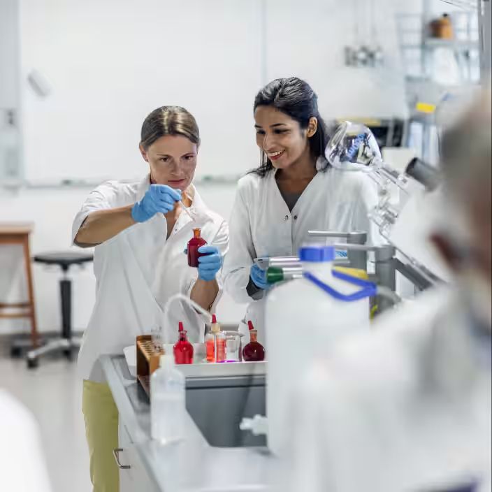 emberek a laboratóriumban