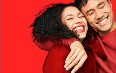 Nő és gyermek nevetve egy csúszdán