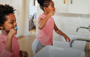 egy nő ül a laptop előtt mosolyogva